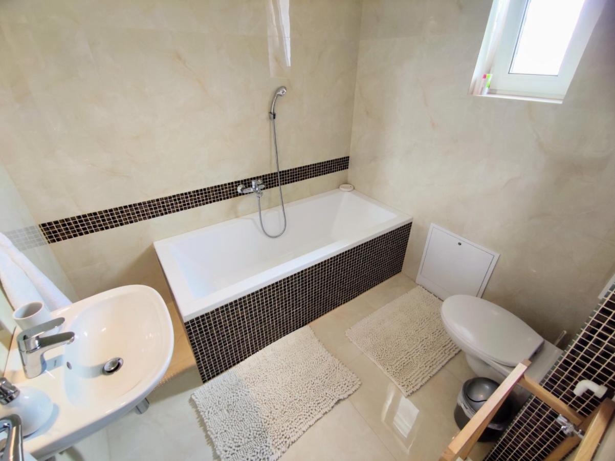 Comfort Apartment For 6 & Loggia & Free Parking Жилина Екстериор снимка
